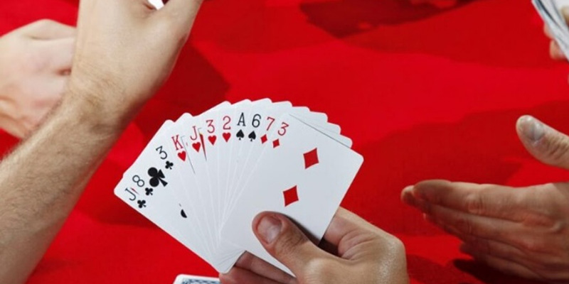 Hướng Dẫn Chơi Tiến Lên Miền Bắc Cực Kỳ Dễ Hiểu Cho Bạn 4 Hãy linh hoạt trong cách xả bài để gây bất ngờ cho đối thủ